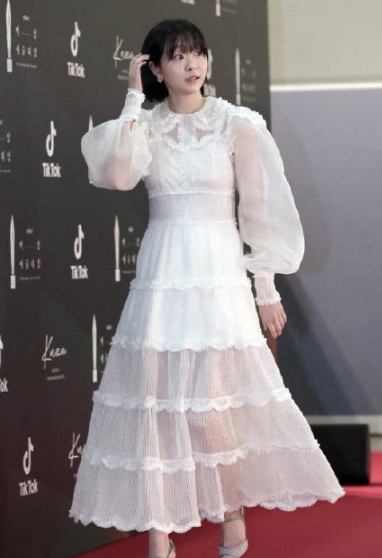 百想艺术大赏：孙艺珍金色长裙绝美，裴秀智、