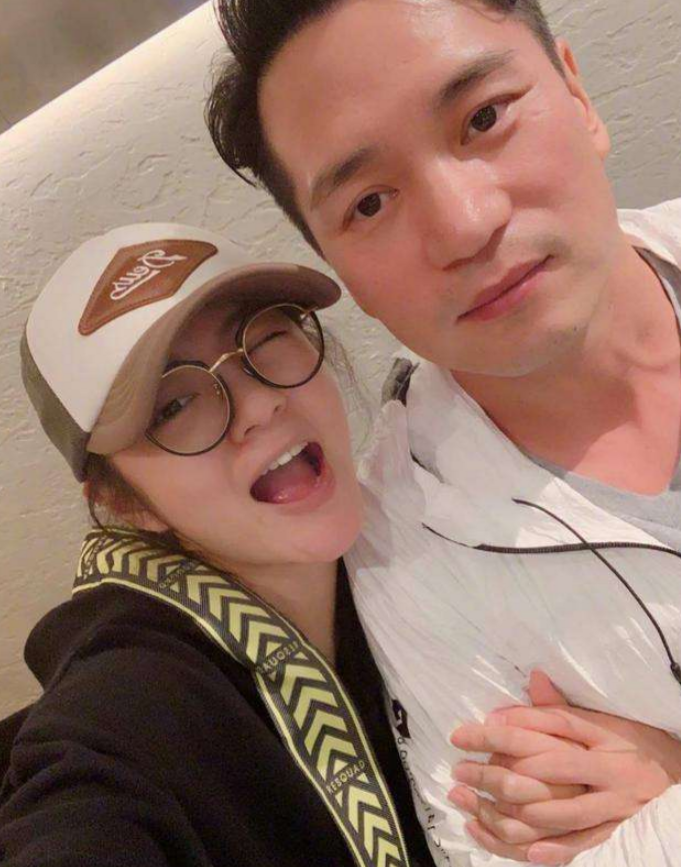 安以轩巧妙官宣怀二胎，提醒儿子要“搬家”，