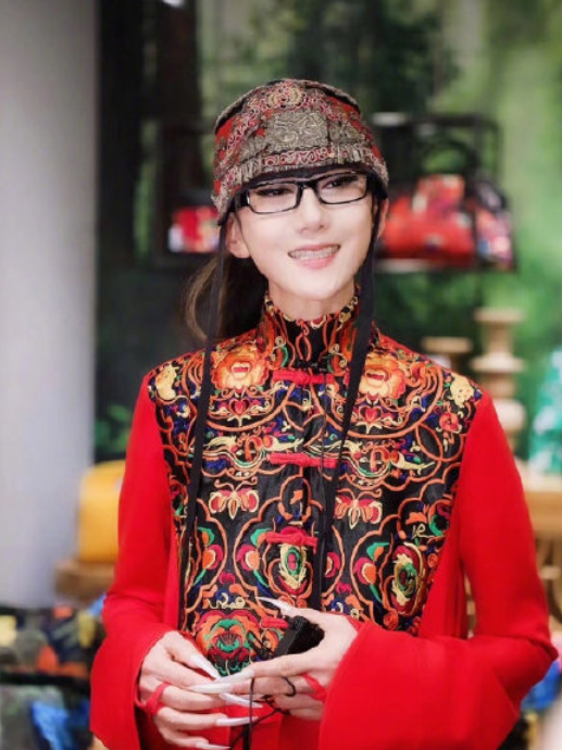评论杨丽萍遭群嘲网友回应，受到网络暴力，关