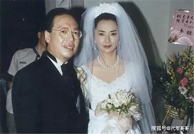 62岁胡慧中近况曝光，嫁给眼科医生生下一女，如