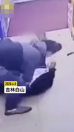 帅气！退伍军人购物遇持刀歹徒行凶当场撂倒：