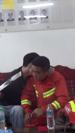 救援人员拥抱开导轻生小伙：相信我，什么都可