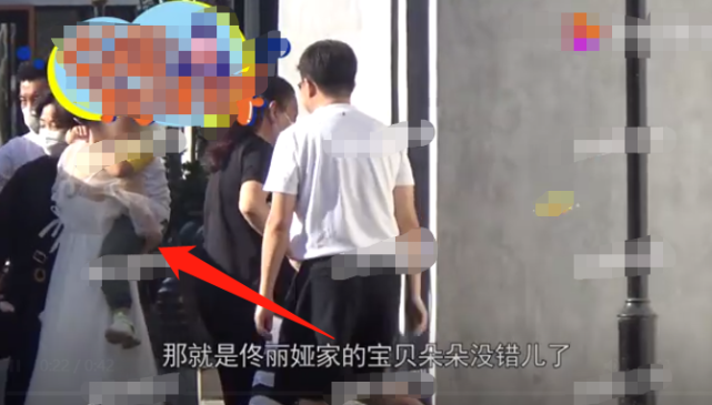 佟丽娅工作中获儿子朵朵探班，双手抱儿子下车