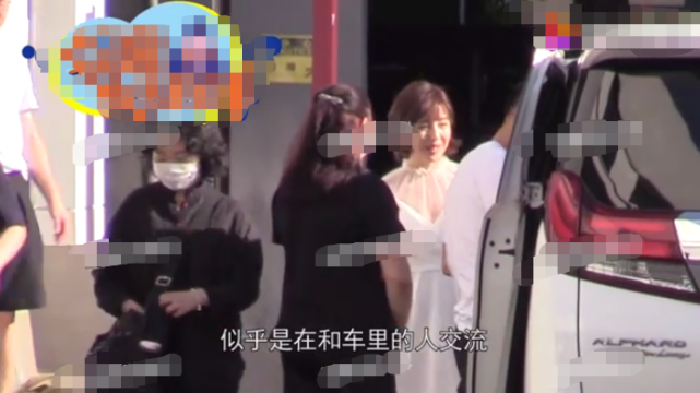 佟丽娅工作中获儿子朵朵探班，双手抱儿子下车