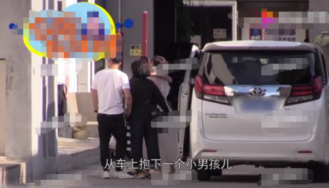佟丽娅工作中获儿子朵朵探班，双手抱儿子下车