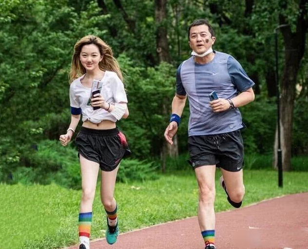 14岁李嫣有多早熟？穿吊带披西装外套气场超强，