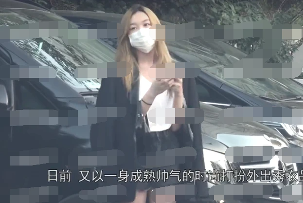 14岁李嫣有多早熟？穿吊带披西装外套气场超强，