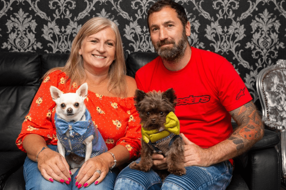 美国女子豪掷17万为爱犬买名牌 衣服上镶施华洛