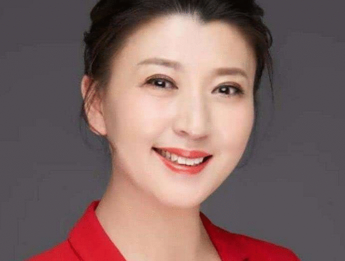 她曾经是赵本山的徒弟，不顾父母反对嫁入豪门
