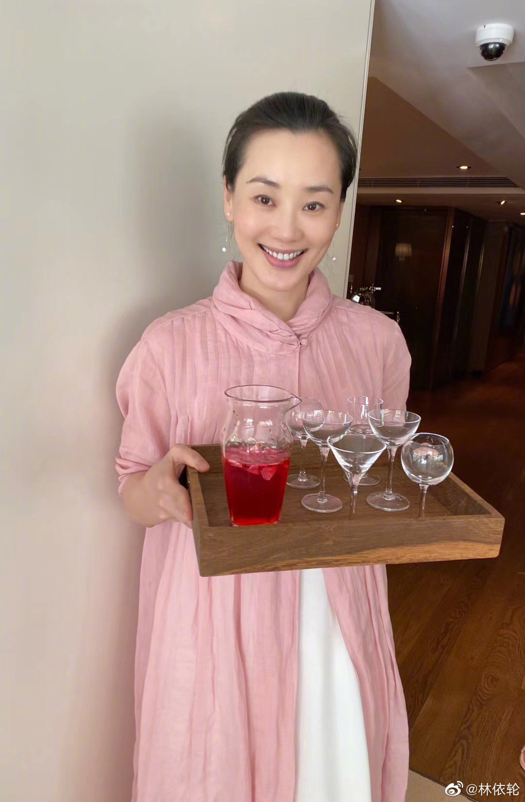 林依轮妻子罕露面，撞脸许晴气质端庄，曾是名