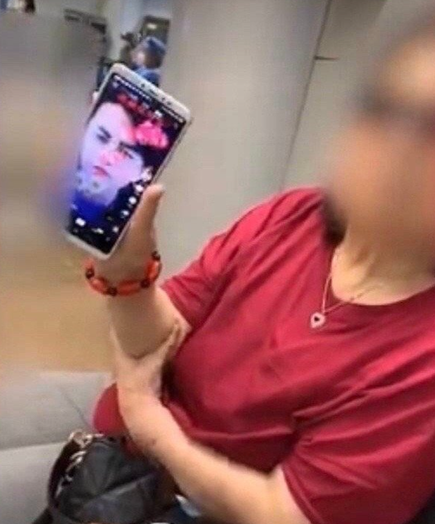 八旬老太连夜赴京追星 爱豆竟然是靳东