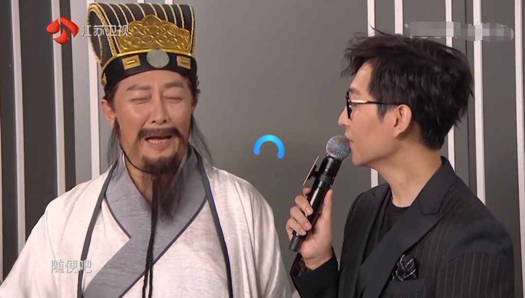 唐国强在晚会上被薛之谦惹毛，压着怒气回怼他