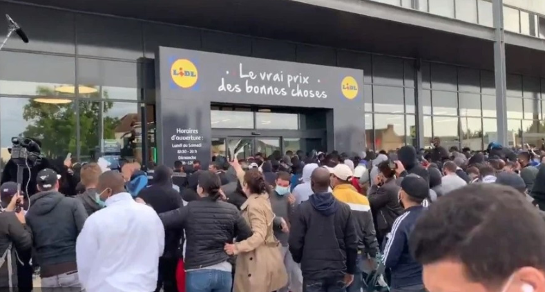 【法国一超市 PS4 仅卖 757 元遭哄抢,警察用催泪