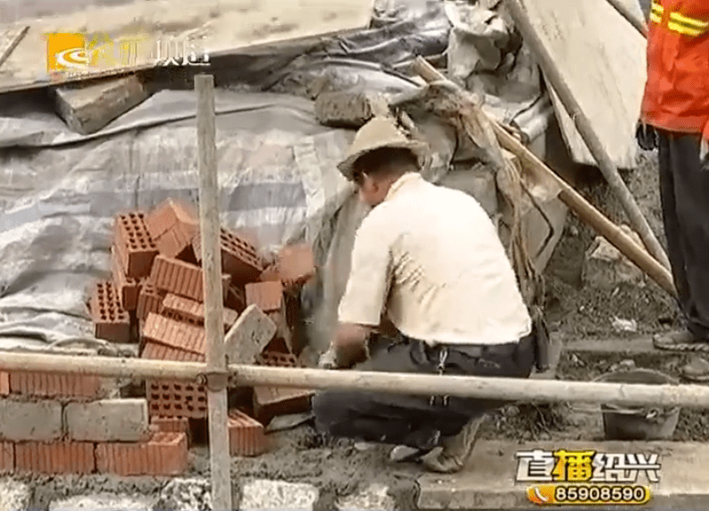 胜利大桥下面的河坎塌了半年了，为何一直“无