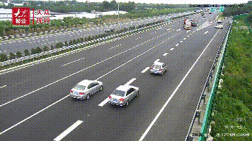 生死十秒!“命大”司机高速酣睡遭遇溜车……