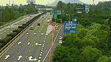 生死十秒!“命大”司机高速酣睡遭遇溜车……