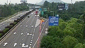 生死十秒!“命大”司机高速酣睡遭遇溜车……