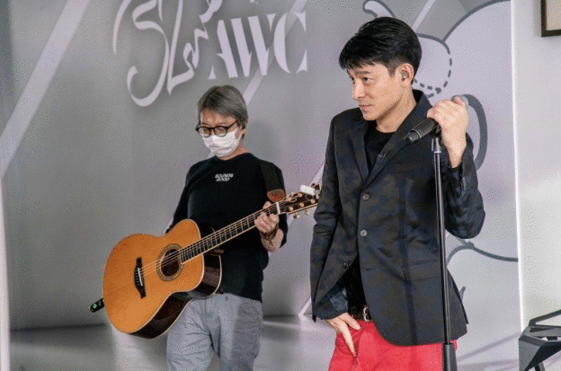 刘德华网上庆祝歌迷会32周年，首度展示父女俩宅