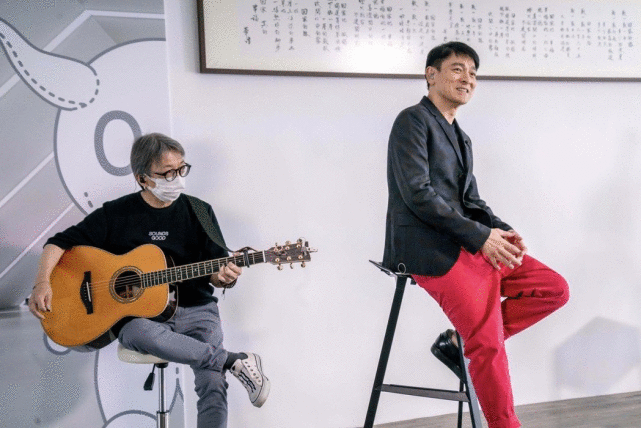 刘德华网上庆祝歌迷会32周年，首度展示父女俩宅