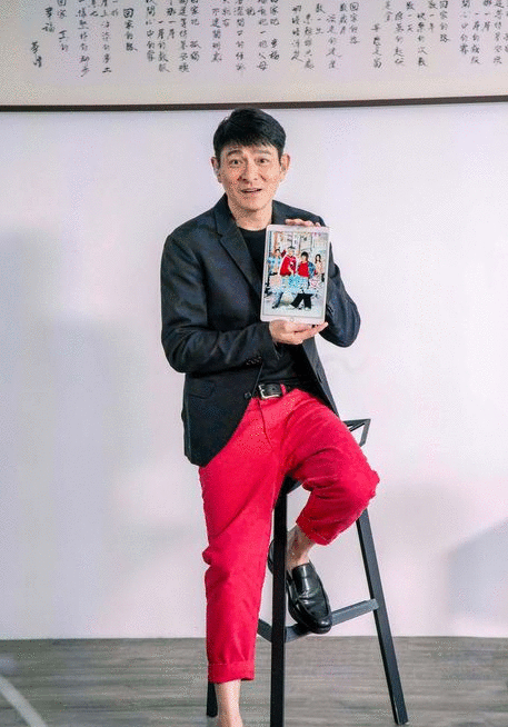 刘德华网上庆祝歌迷会32周年，首度展示父女俩宅