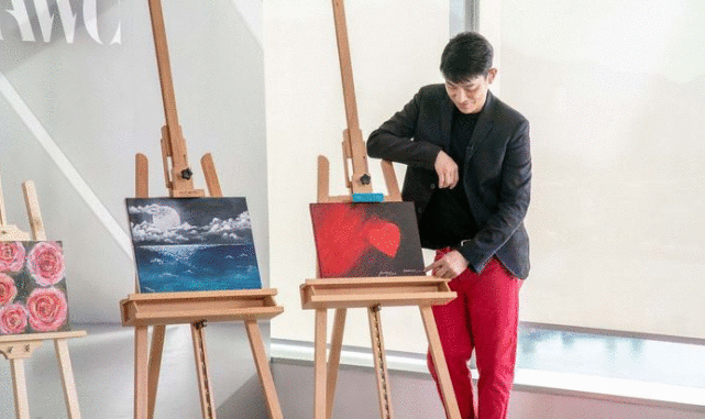 刘德华网上庆祝歌迷会32周年，首度展示父女俩宅