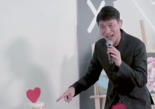 刘德华网上庆祝歌迷会32周年，首度展示父女俩宅