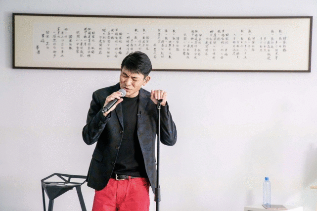 刘德华网上庆祝歌迷会32周年，首度展示父女俩宅