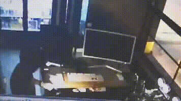 “自首是不会自首的，直到你们抓到我！”民警