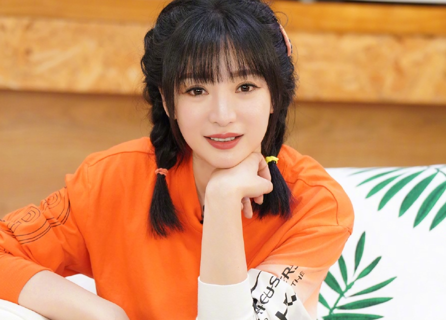 许魏洲表演螳螂式比心，嘴角眼角一起抽搐，僵