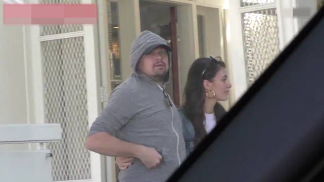 莱昂纳多在豪华游艇上为小女友庆生，两人造型