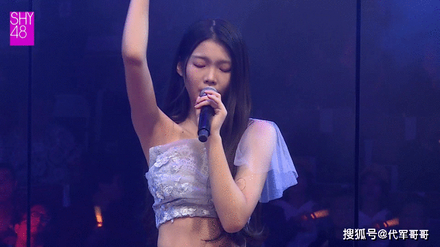 又一位女艺人否认恋情！唱淡黄的长裙出名，如