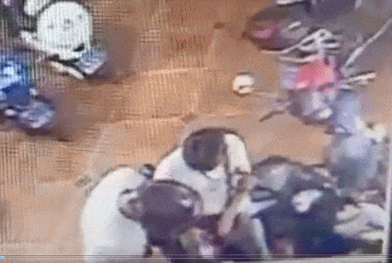 无耻！男子凌晨持刀尾随独行女，还…监控拍下