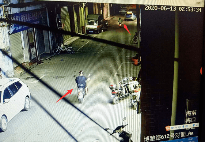 无耻！男子凌晨持刀尾随独行女，还…监控拍下