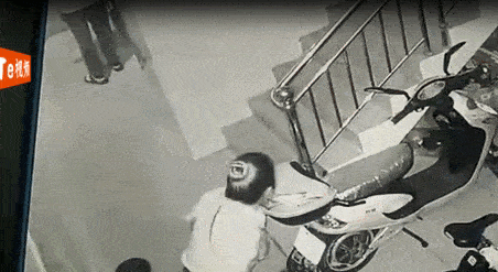 无耻！男子凌晨持刀尾随独行女，还…监控拍下