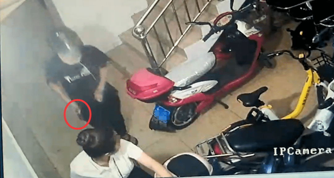 无耻！男子凌晨持刀尾随独行女，还…监控拍下