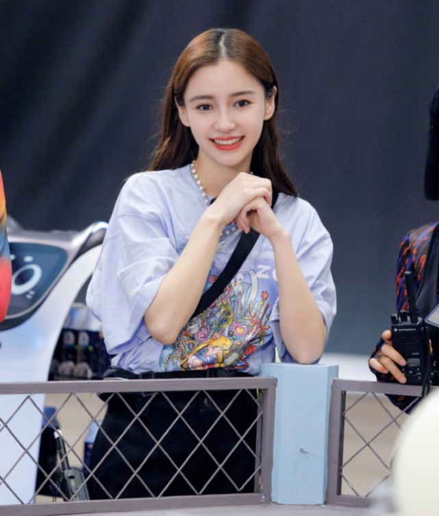 baby和公司解约后疑重回黄晓明怀抱，隔空秀恩爱