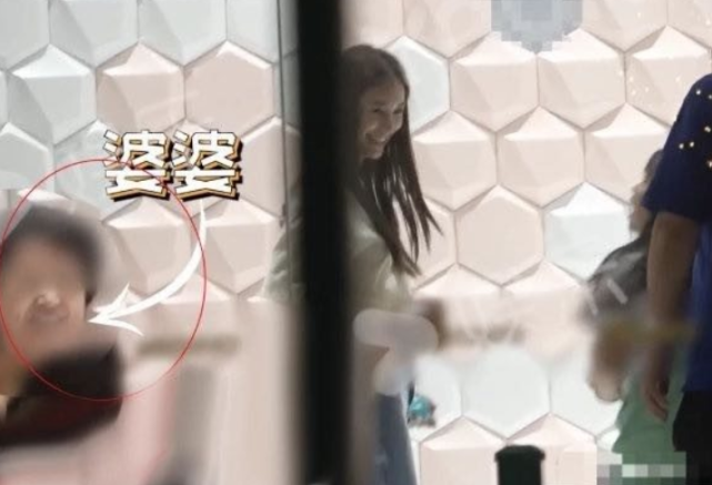 baby和公司解约后疑重回黄晓明怀抱，隔空秀恩爱