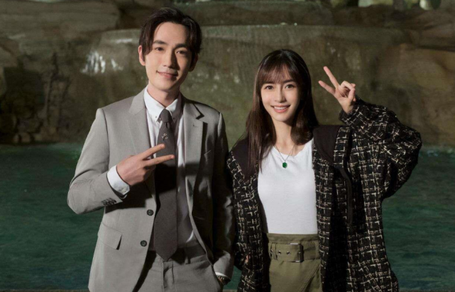 baby和公司解约后疑重回黄晓明怀抱，隔空秀恩爱