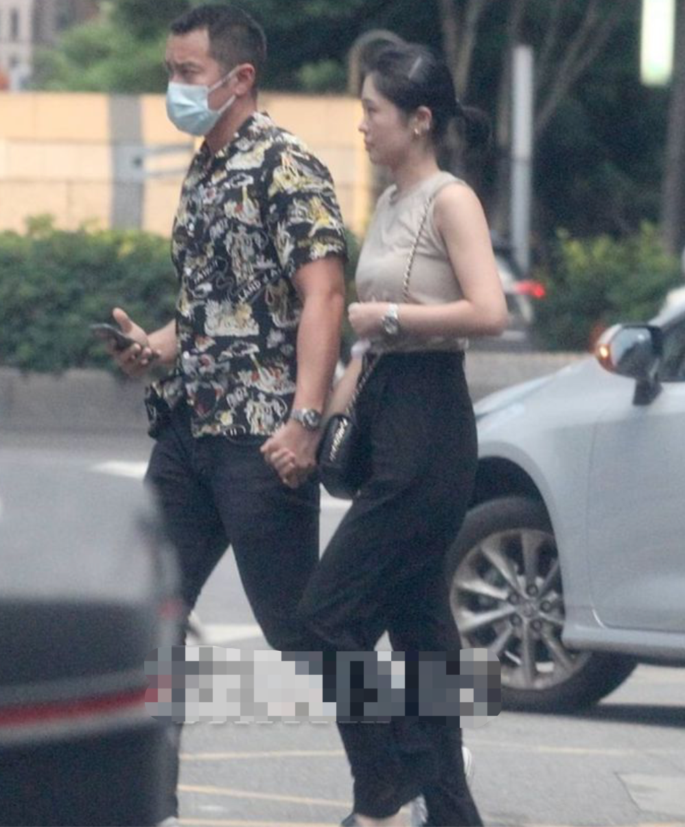 张孝全老婆近照曝光，肤白貌美大长腿，优雅气