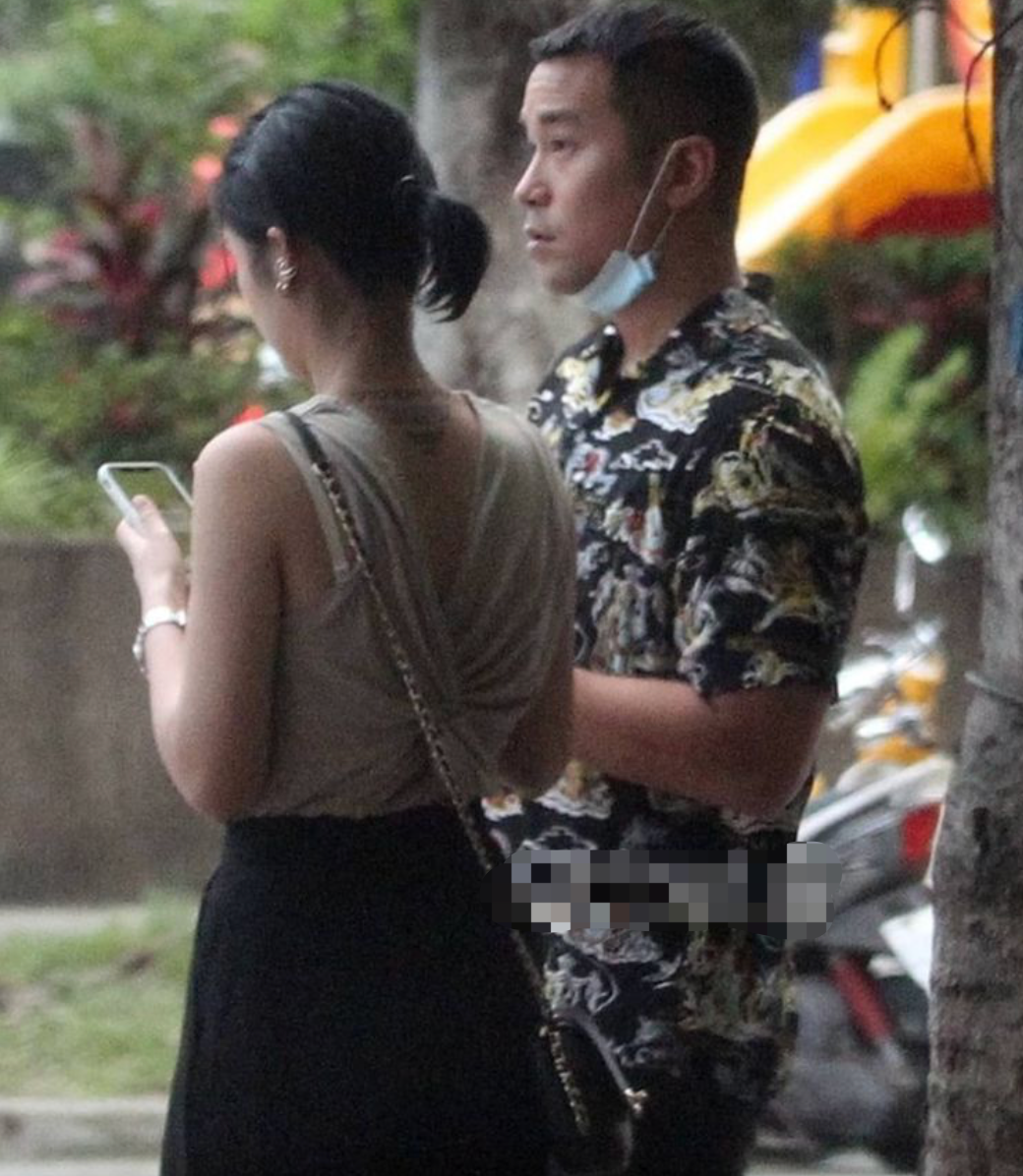 张孝全老婆近照曝光，肤白貌美大长腿，优雅气