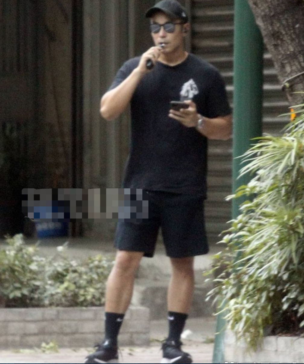 张孝全老婆近照曝光，肤白貌美大长腿，优雅气