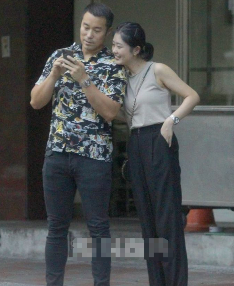 张孝全老婆近照曝光，肤白貌美大长腿，优雅气