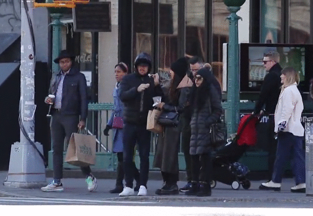 莱昂纳多在豪华游艇上为小女友庆生，两人造型