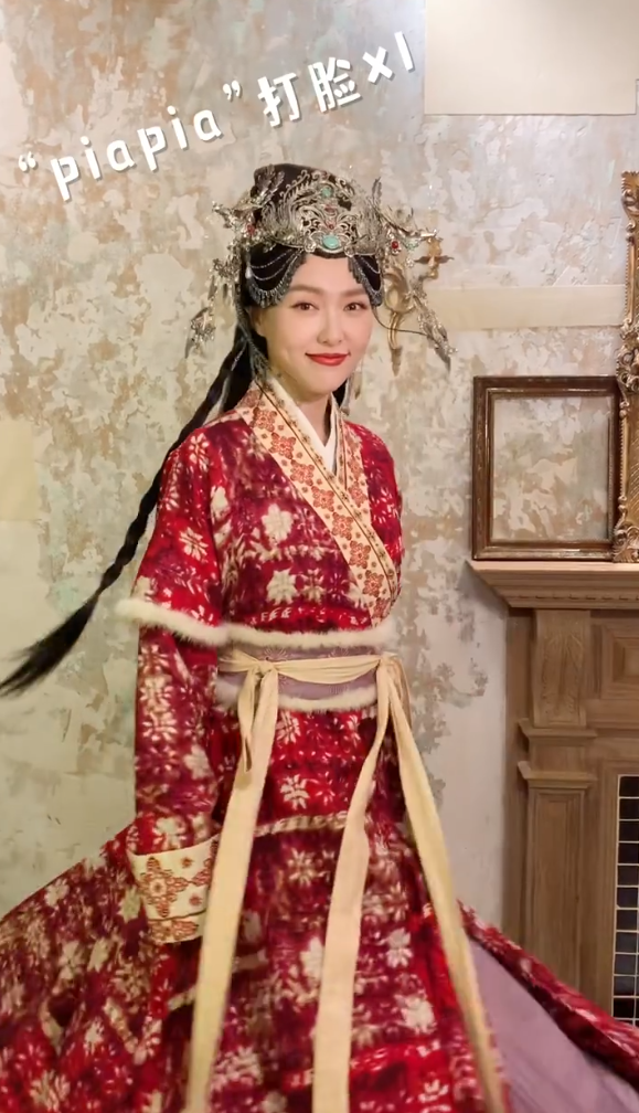 唐嫣产后首次公开亮相，一身红色古装长袍身材