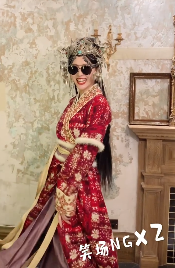 唐嫣产后首次公开亮相，一身红色古装长袍身材