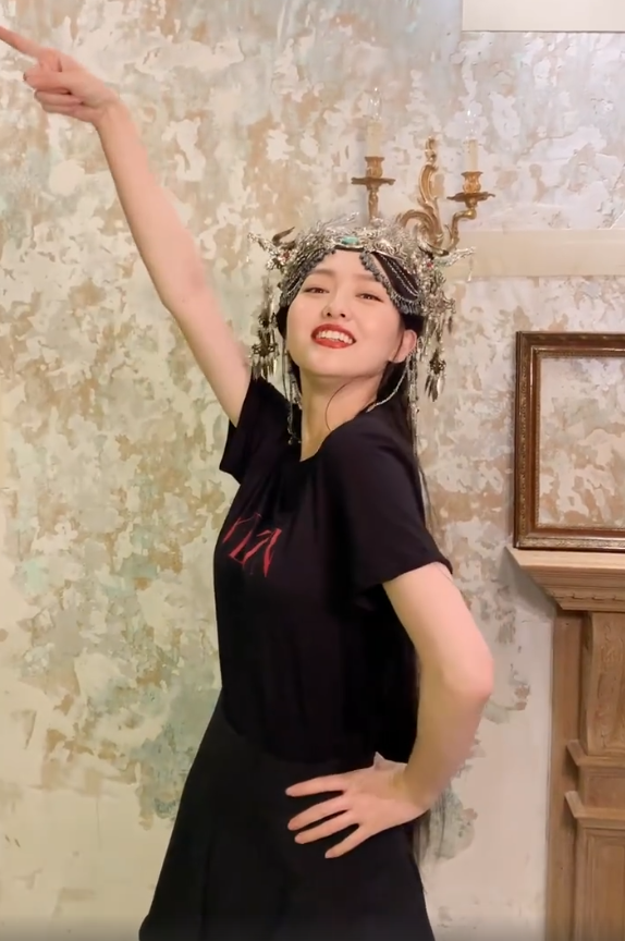 唐嫣产后首次公开亮相，一身红色古装长袍身材