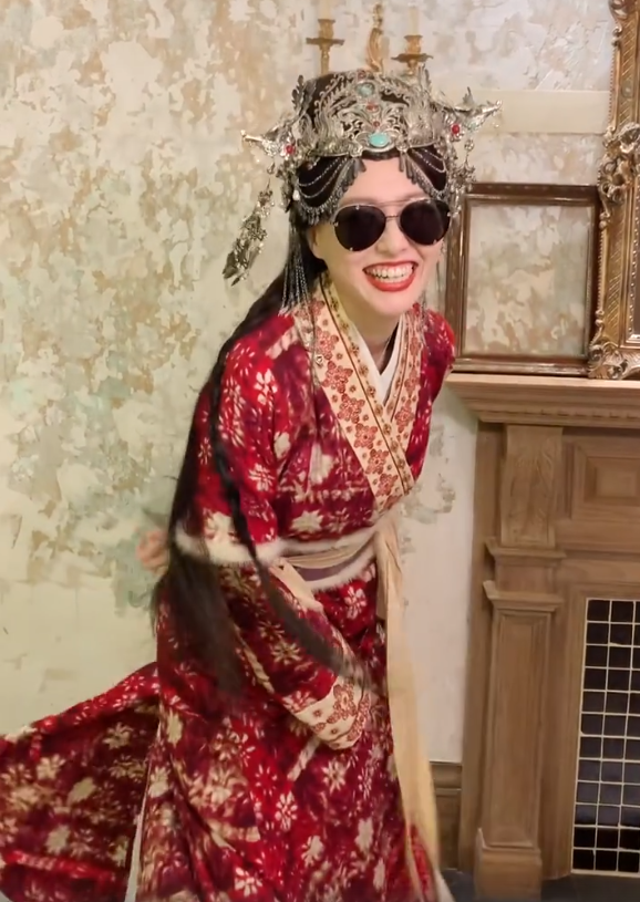 唐嫣产后首次公开亮相，一身红色古装长袍身材