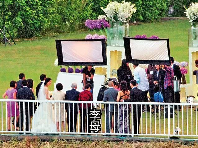 阔太李嘉欣晒全家福，在14亿家中穿礼服喝香槟，