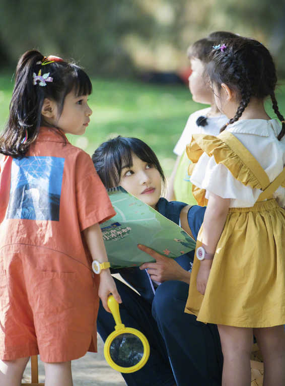 郑爽和小朋友录制真人秀，全程扶着自己腰，得