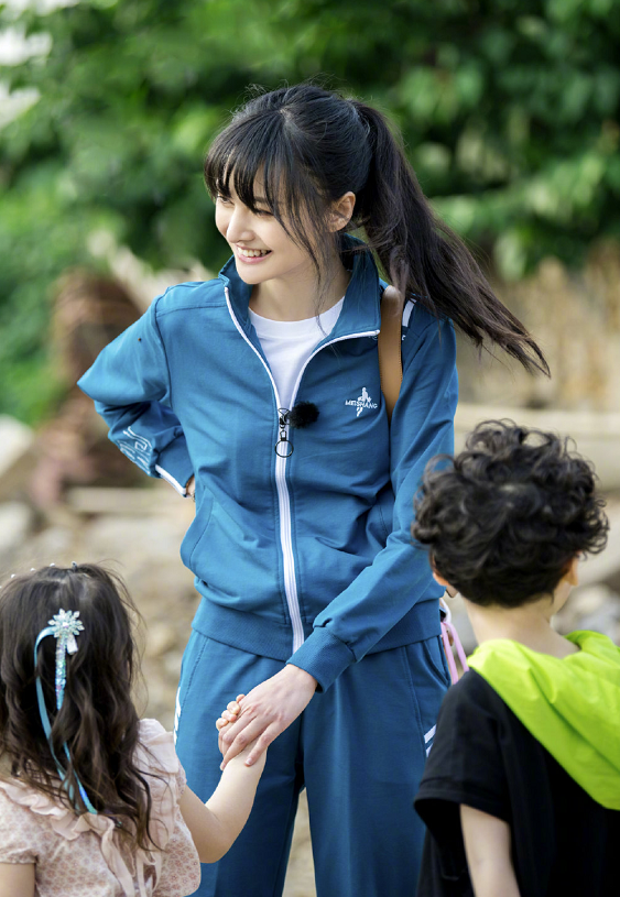 郑爽和小朋友录制真人秀，全程扶着自己腰，得